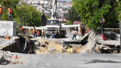 İstanbul'da faciadan dönüldü! Metro çalışması sırasında yol çöktü