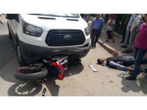 Motosiklet minibüsün altında kaldı, sürücüsü ağır yaralandı