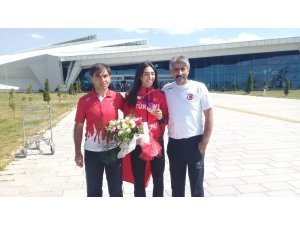 Avrupa 3’üncüsü Milli atlet Kars’ta çiçeklerle karşılandı