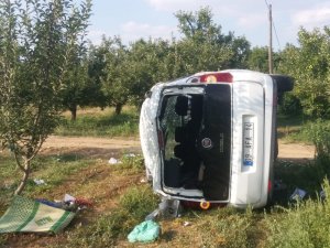 Isparta’da kaza yapan araç elma bahçesine yuvarlandı
