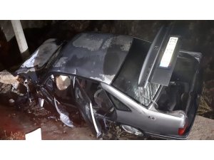 Kaza yapan otomobildeki yaralıları kurtaran vatandaşlar faciayı önledi