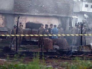 Pakistan'da askeri uçak evlerin üzerine düştü:17 ölü