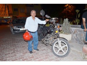72 yaşındaki emekli öğretmen motoruyla diyar diyar geziyor