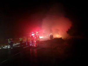 Bolu’da, TEM Otoyolu’nda mukavva yüklü kamyon alev alev yandı