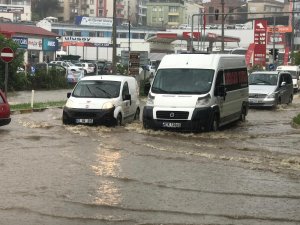 Trabzon’da şiddetli yağış sonrası yollar göle döndü