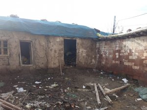 TÜGŞAV’dan evleri yıkılma aşamasında olan aileye yardım