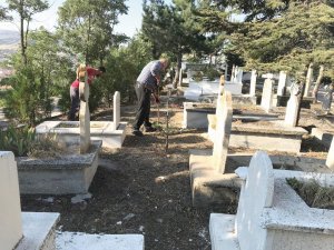 Sungurlu’da mezarlıklar bakıma alındı