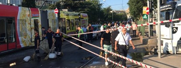 İstanbul’da su tankeri tramvaya çarptı: Seferler aksadı