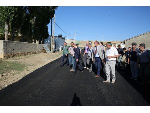 Vali Cüneyt Epcim, Danışment Köyü’nde sürdürülen asfalt çalışmalarını inceledi
