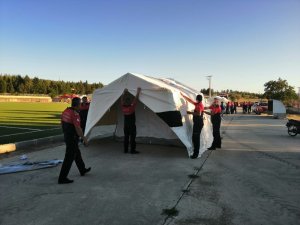 Depremzedeler için konaklama çadırlar kuruluyor