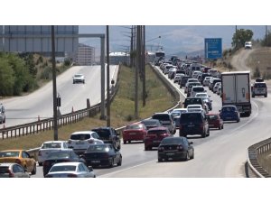 43 ilin geçiş noktasında trafik yoğunluğu devam ediyor