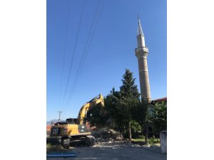 30 metrelik minarenin yıkılma anı kamerada