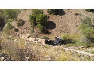 Erzincan’da tır şarampole uçtu: 1 ölü