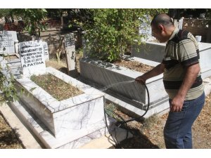 Elazığ’da Arife günü mezarlıklarda ziyaretçi yoğunluğu