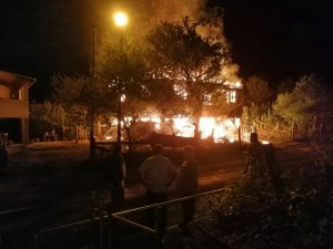 Sinop’ta iki katlı ev alev alev yandı