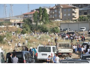 Yüksekova’da Vatandaşlar Bayram Namazı Sonrası Mezarlıklara Akın Etti