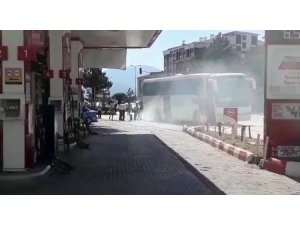 Tayvanlı turistleri taşıyan otobüs alev topuna dönmekten son anda kurtuldu