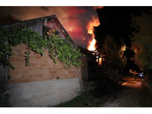 Bolu’da, evlerin arasındaki 2 katlı ahşap odunluk alev alev yandı