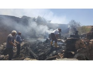 İki ev yangında zarar gördü, 3 kişi dumandan etkilendi