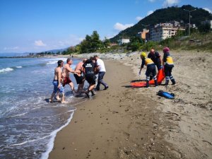 Trabzon’da serinlemek için denize giren iki kardeşten biri hayatını kaybetti