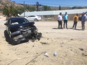 Tosya’da iki otomobil çarpıştı: 3 yaralı