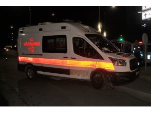 Otomobil ambulansa çarptı:2  yaralı