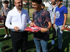 Bülent Turan, genç sporculara forma hediye etti