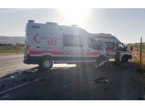 Ambulans ile ticari araç çarpıştı: 6 yaralı