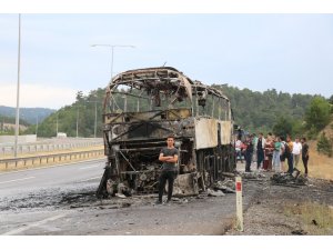 TEM’de, seyir halindeki otobüs alev alev yandı