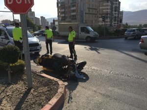 Motosiklet otomobile çarptı; 1 yaralı