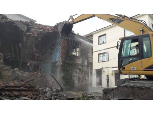 Ünye’de metruk binalar yıkılıyor