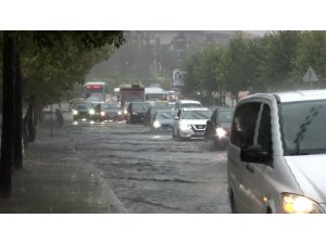 Sağanak yağışla yollarda su birikintileri oluştu araçlar mahsur kaldı