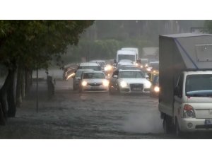 Aniden bastıran yağış Bakırköy sahil yolunda trafiği felç etti