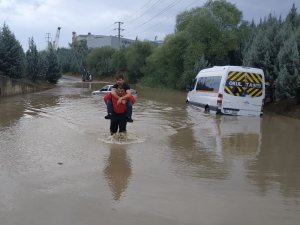 Kocaeli’de selden etkilenenlerin imdadına belediye ekipleri koştu