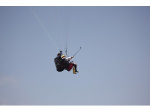 Paraşütle atladı, havada çay doldurdu