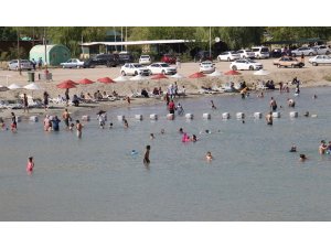 Sıcaktan bunalanlar Hazar Gölü’nde serinliyor