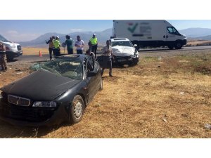 Kahramanmaraş’ta iki otomobil çarpıştı: 3 yaralı