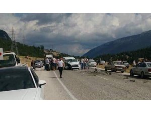 Antalya’da iki araç kafa kafaya çarpıştı: 6 yaralı
