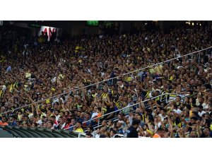 Taraftarlar Fenerbahçeli futbolcuları tribünlere davet etti