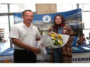 Pamukkale Üniversitesi’ni kazanan öğrenciler çiçeklerle karşılandı