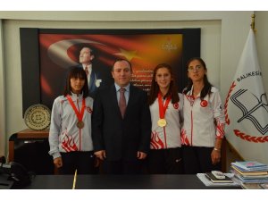 Dünya atletizm şampiyonları Müdür Yıldız’ı ziyaret etti