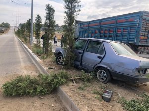 Karaman’da tıra çarpan otomobil refüje çıktı: 1 yaralı