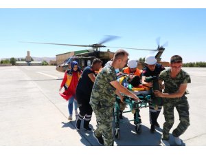 Kayalıklardan düşen vatandaş askeri helikopterle hastaneye sevk edildi