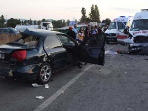 Kütahya'da ambulansla iki otomobil çarpıştı: 3 ölü, 4 yaralı