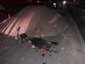 Kum yığınına çarpan motosikletin sürücüsü yaralandı