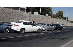 Diyarbakır’da 6 aracın kazaya karışmasına neden olan sürücü olay yerinden kaçtı