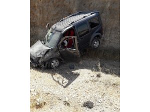 Direksiyon hakimiyetini kaybeden araç şarampole yuvarlandı: 2 yaralı