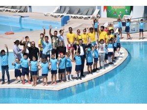 Yaz Spor Okulunu tamamlayan yüzücüler sertifikalarını aldı