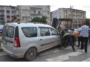 Hafif ticari araç ile forklift çarpıştı: 5 yaralı