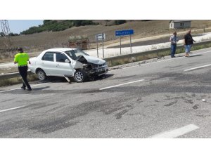 İki otomobil kafa kafaya çarpıştı: 6 yaralı